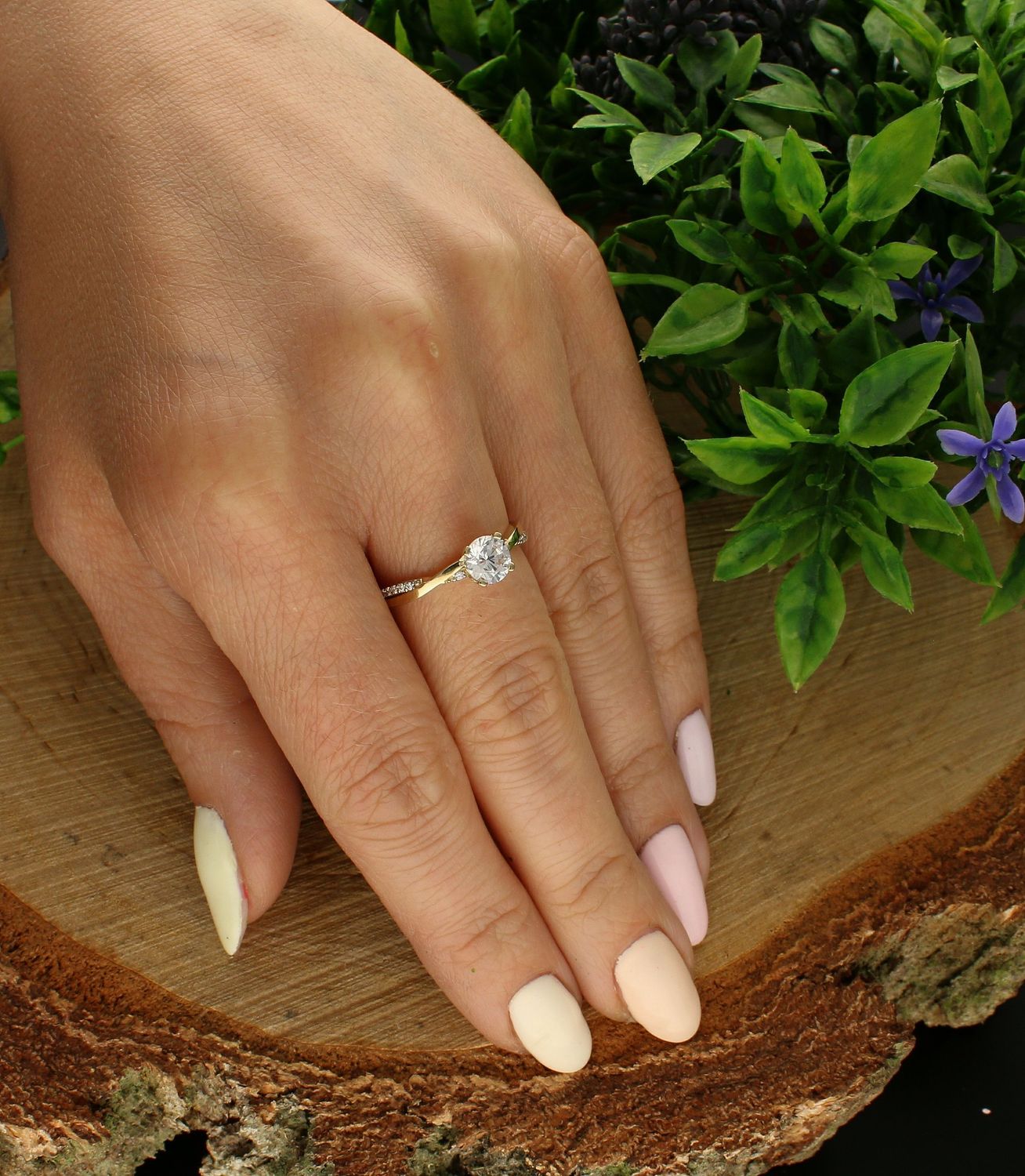 Złoty pierścionek 333 z cyrkonią zaręczynowy PI 2312 333. Złoty pierścionek zaręczynowy. Złoty pierścionek z cyrkonią. Białą cyrkonia. Żółte złoto. Pierścionek idealny dla każdej kobiety. Piękny pierścionek na prezent (1).jpg